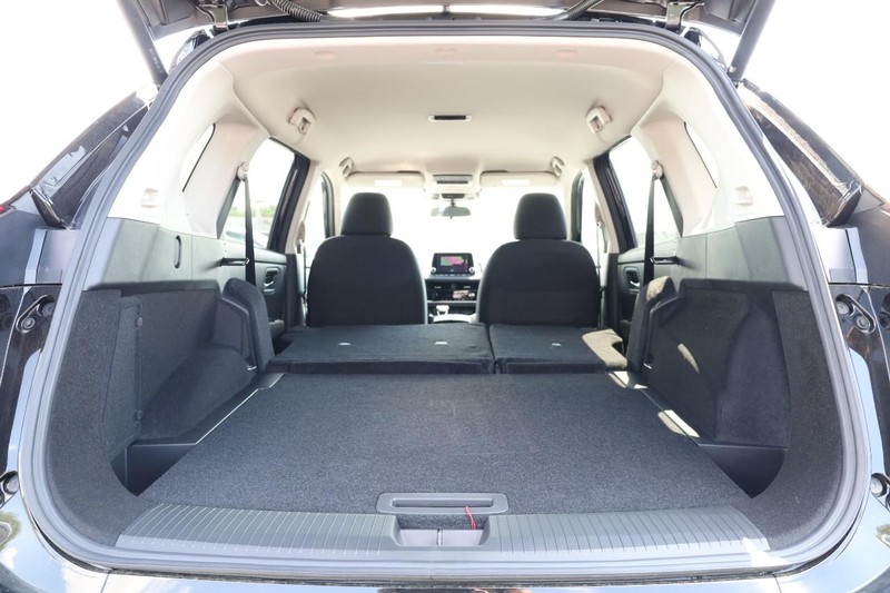 Nissan Rogue Vehicle Image 09