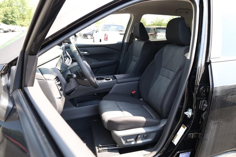 Nissan Rogue Vehicle Image 11