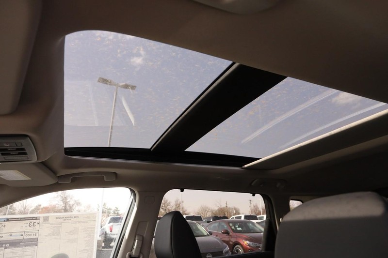 Nissan Rogue Vehicle Image 09
