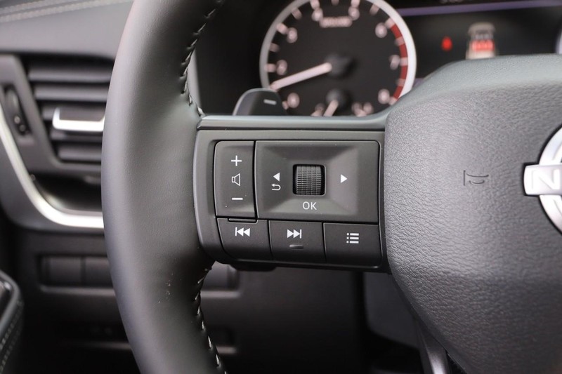 Nissan Rogue Vehicle Image 13