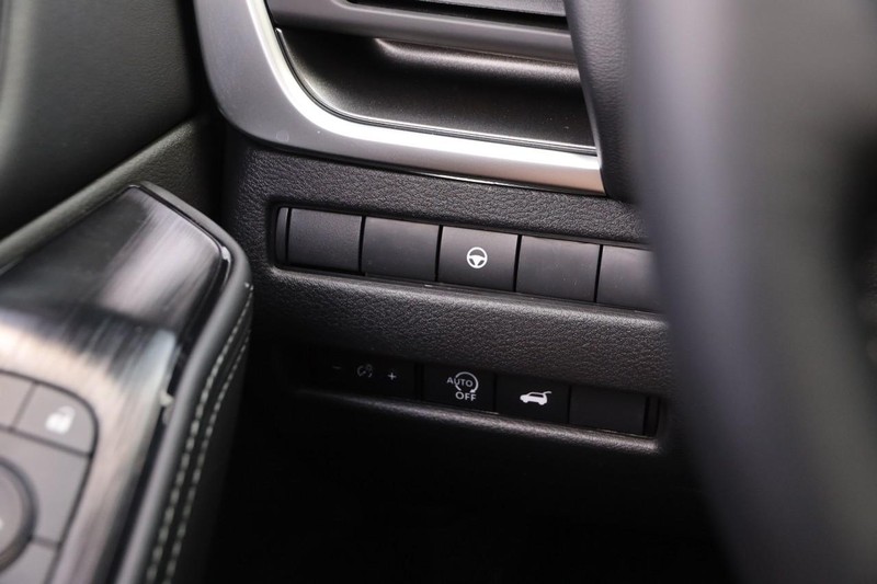 Nissan Rogue Vehicle Image 19