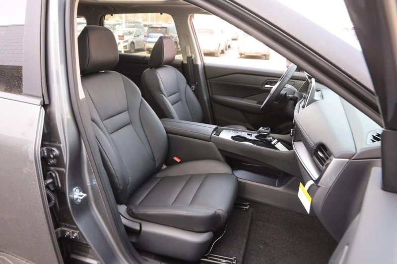 Nissan Rogue Vehicle Image 25