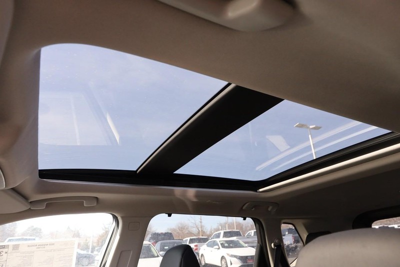 Nissan Rogue Vehicle Image 09