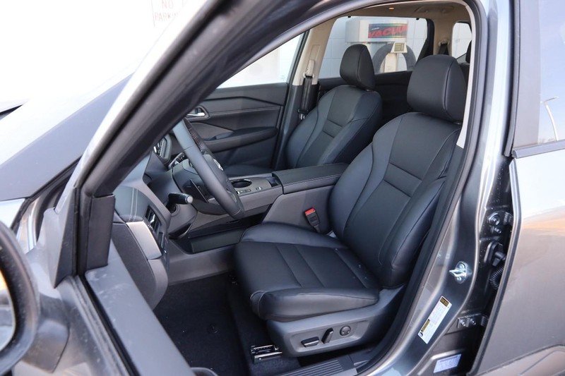 Nissan Rogue Vehicle Image 10
