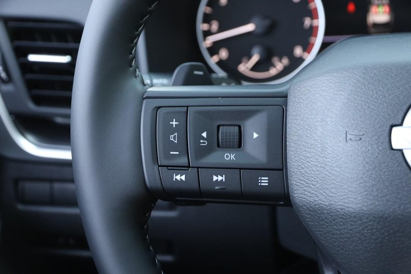 Nissan Rogue Vehicle Image 13