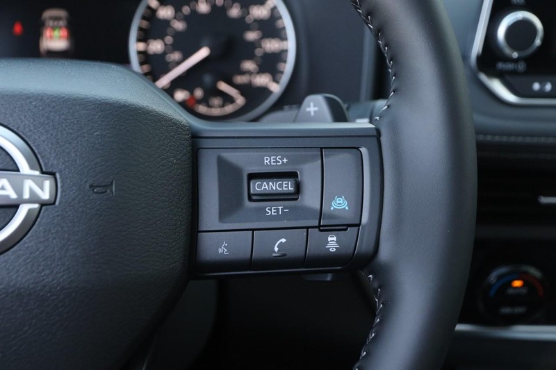Nissan Rogue Vehicle Image 14