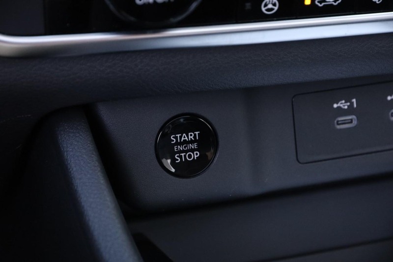 Nissan Rogue Vehicle Image 19