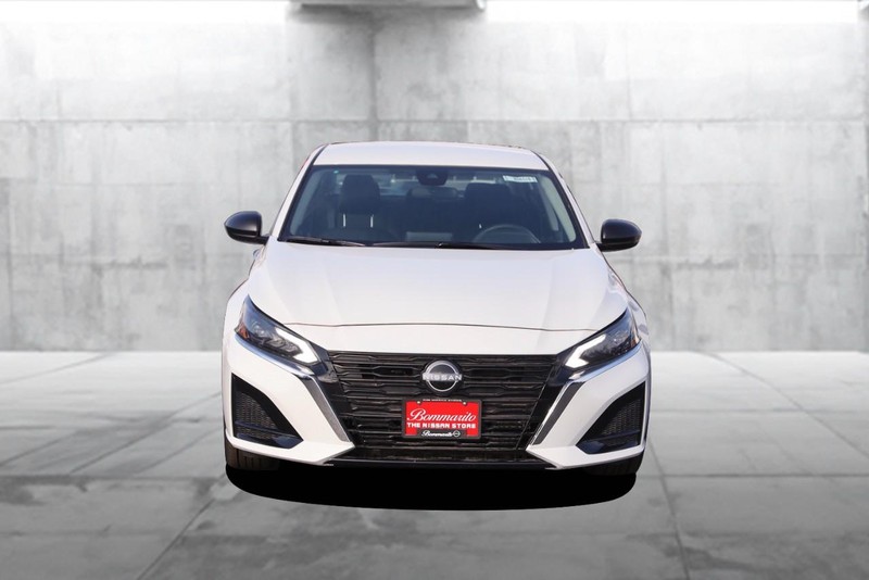Nissan Altima Vehicle Image 04