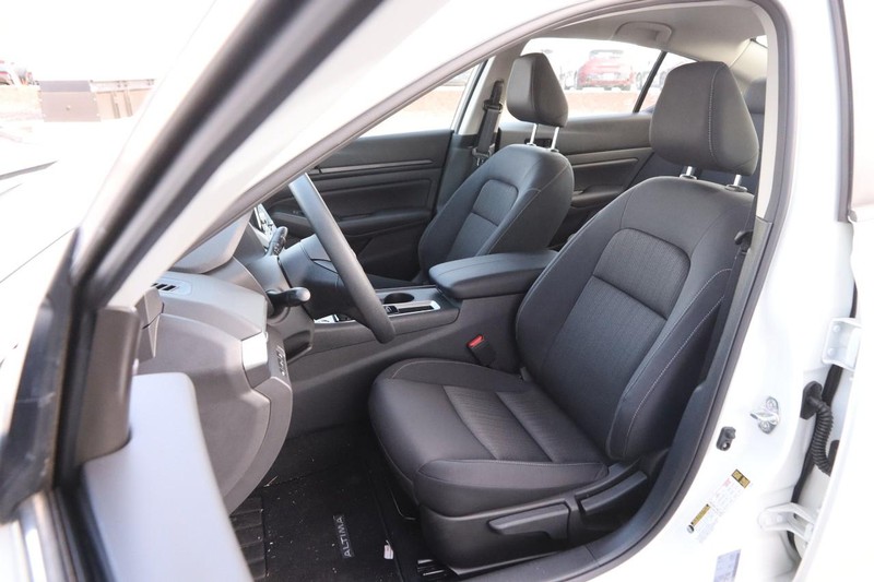 Nissan Altima Vehicle Image 08