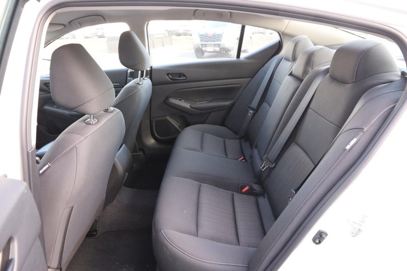 Nissan Altima Vehicle Image 09