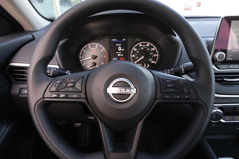 Nissan Altima Vehicle Image 10