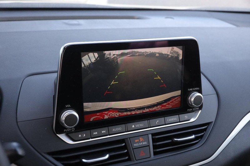 Nissan Altima Vehicle Image 15