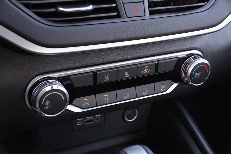 Nissan Altima Vehicle Image 16
