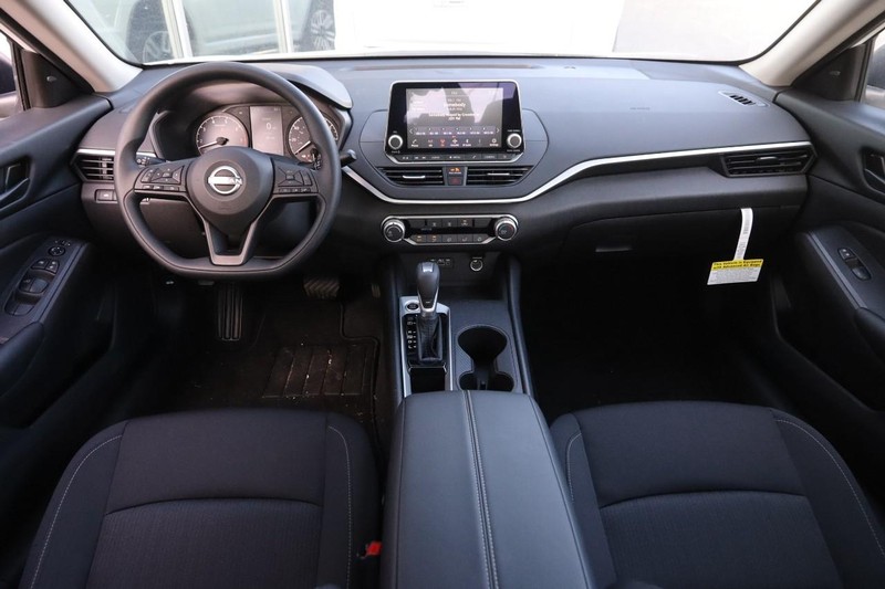 Nissan Altima Vehicle Image 20