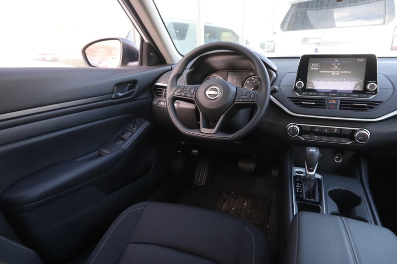 Nissan Altima Vehicle Image 21