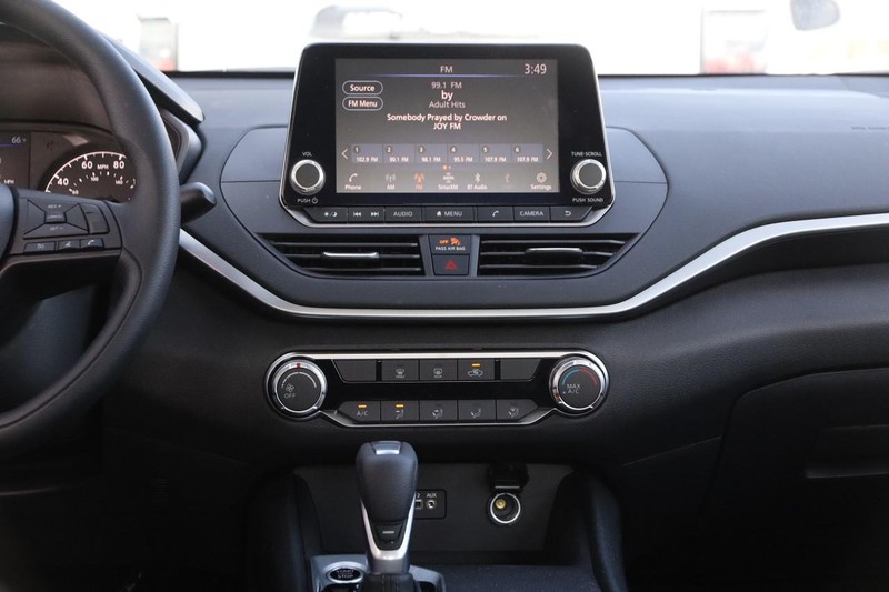 Nissan Altima Vehicle Image 23