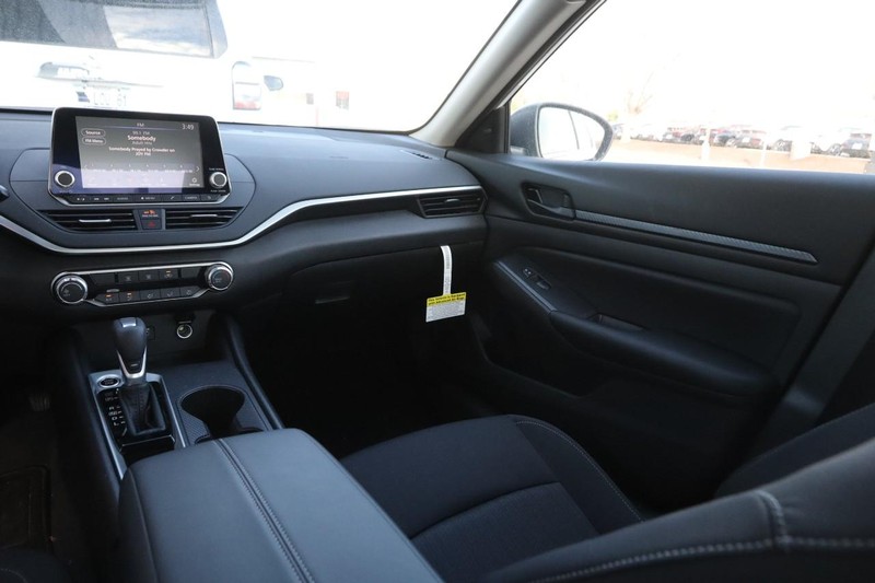 Nissan Altima Vehicle Image 24