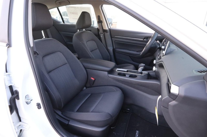 Nissan Altima Vehicle Image 25