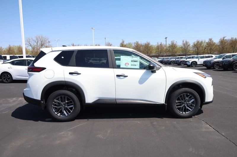 Nissan Rogue Vehicle Image 05