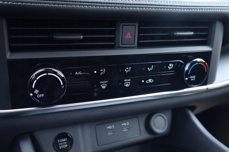 Nissan Rogue Vehicle Image 14