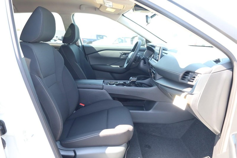 Nissan Rogue Vehicle Image 24