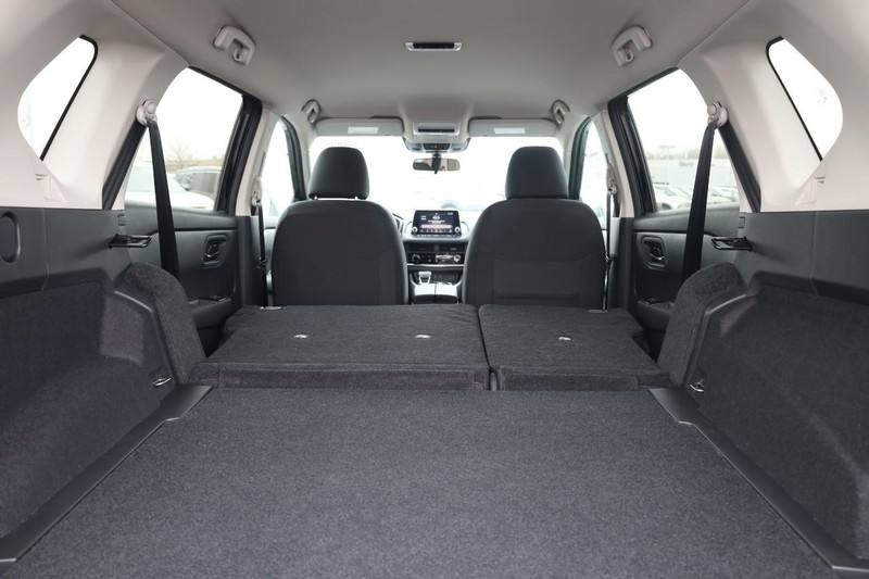 Nissan Rogue Vehicle Image 08