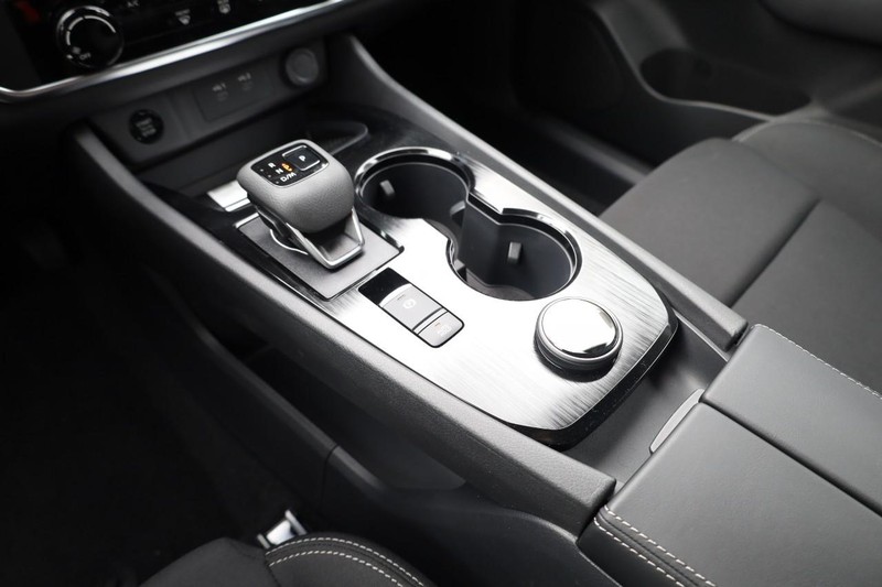 Nissan Rogue Vehicle Image 16