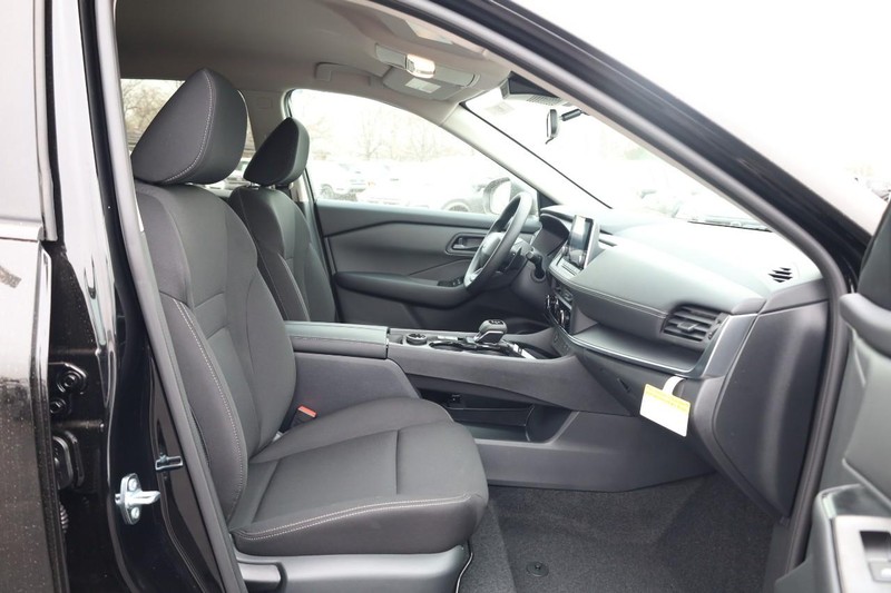 Nissan Rogue Vehicle Image 24