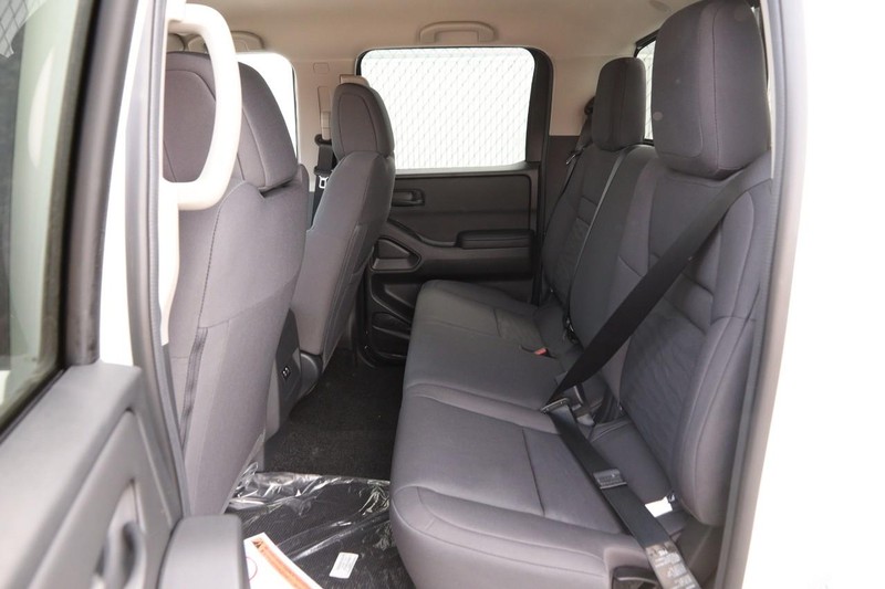 Nissan Frontier Vehicle Image 09