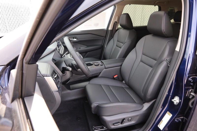Nissan Rogue Vehicle Image 10