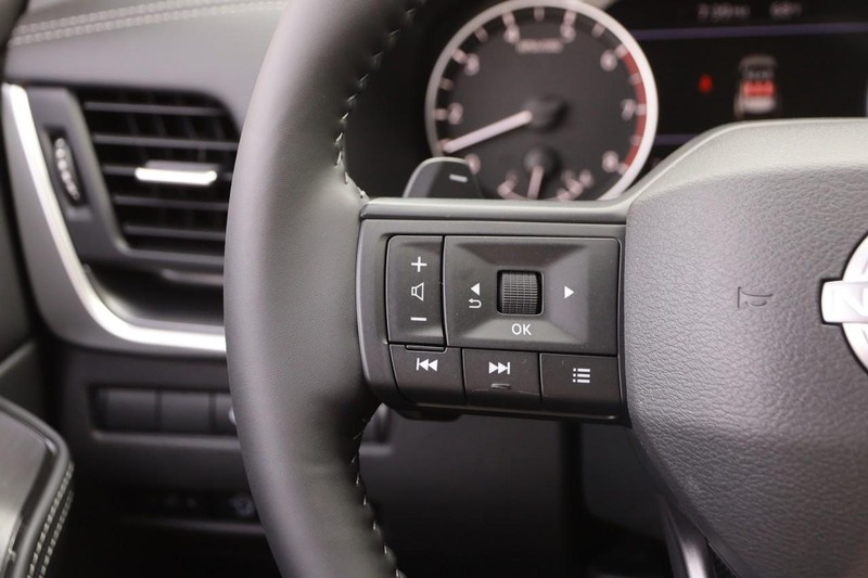 Nissan Rogue Vehicle Image 13