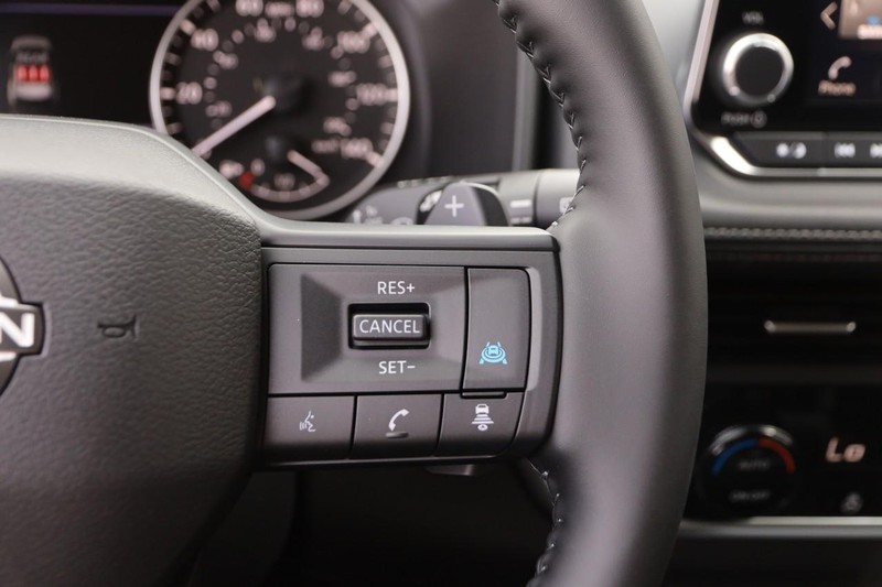 Nissan Rogue Vehicle Image 14