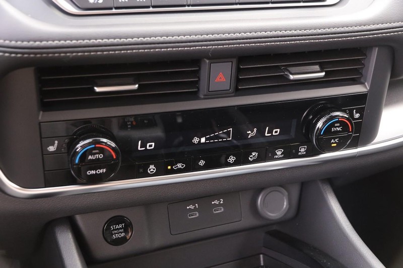 Nissan Rogue Vehicle Image 18
