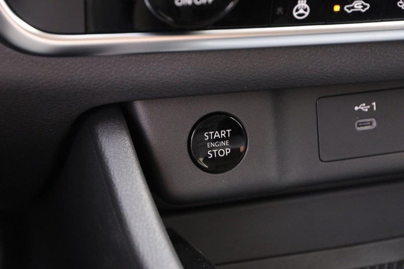 Nissan Rogue Vehicle Image 19