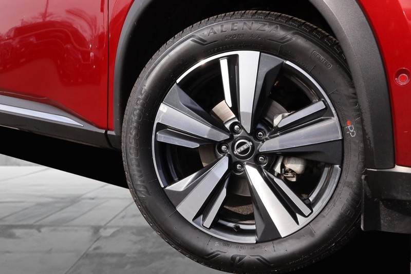 Nissan Rogue Vehicle Image 03