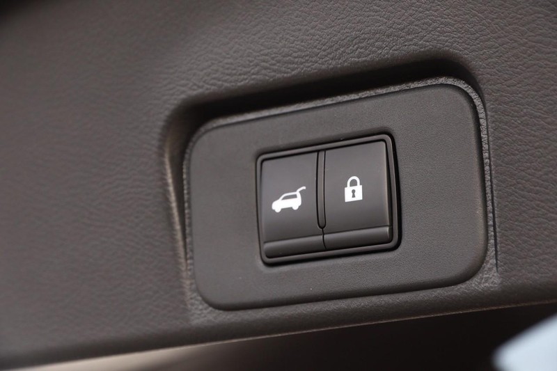 Nissan Rogue Vehicle Image 08