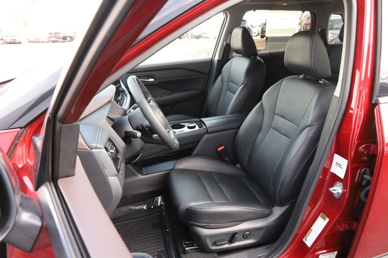 Nissan Rogue Vehicle Image 10