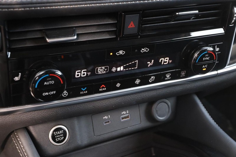 Nissan Rogue Vehicle Image 18
