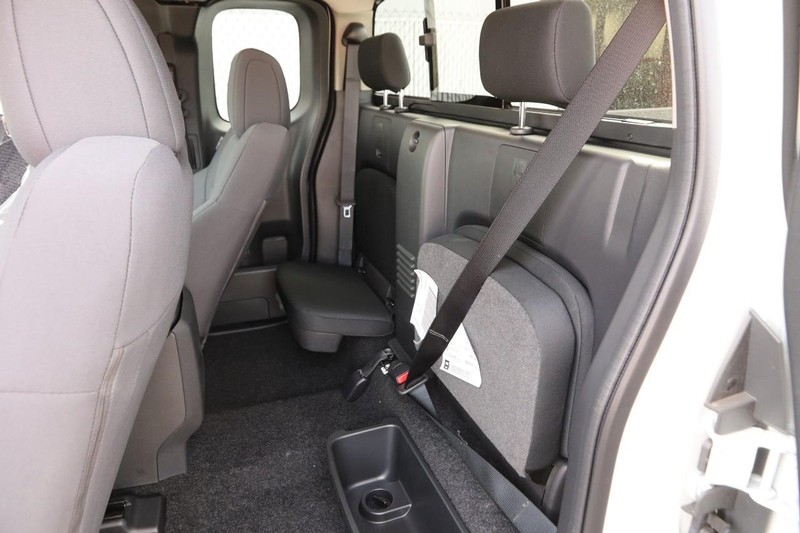Nissan Frontier Vehicle Image 09