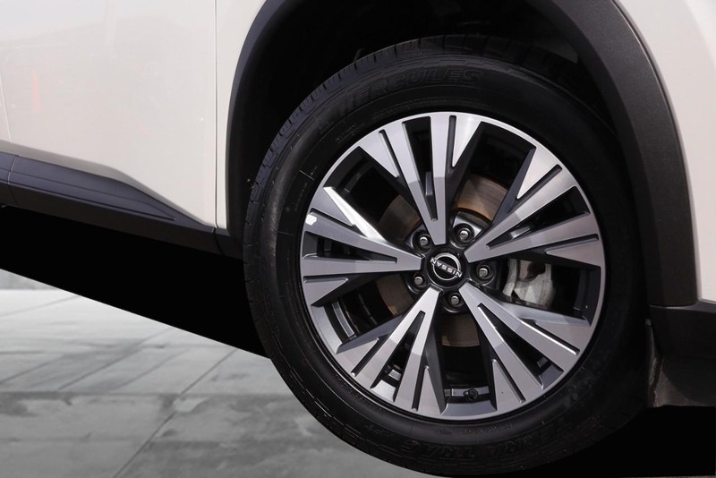 Nissan Rogue Vehicle Image 03
