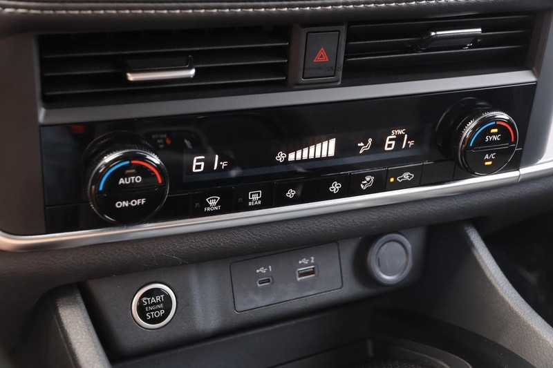 Nissan Rogue Vehicle Image 17