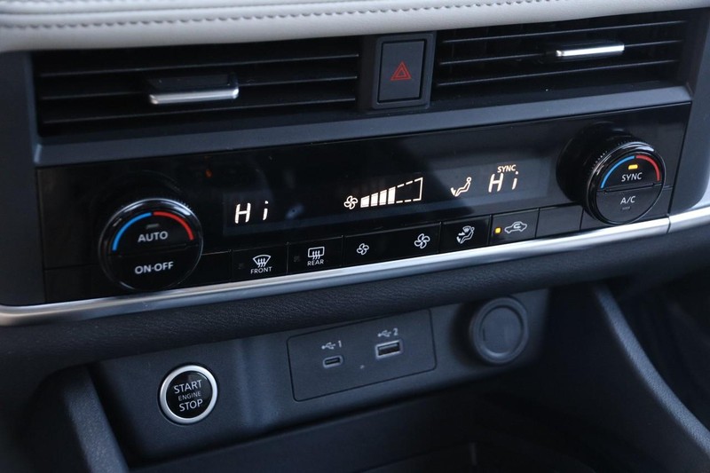Nissan Rogue Vehicle Image 17