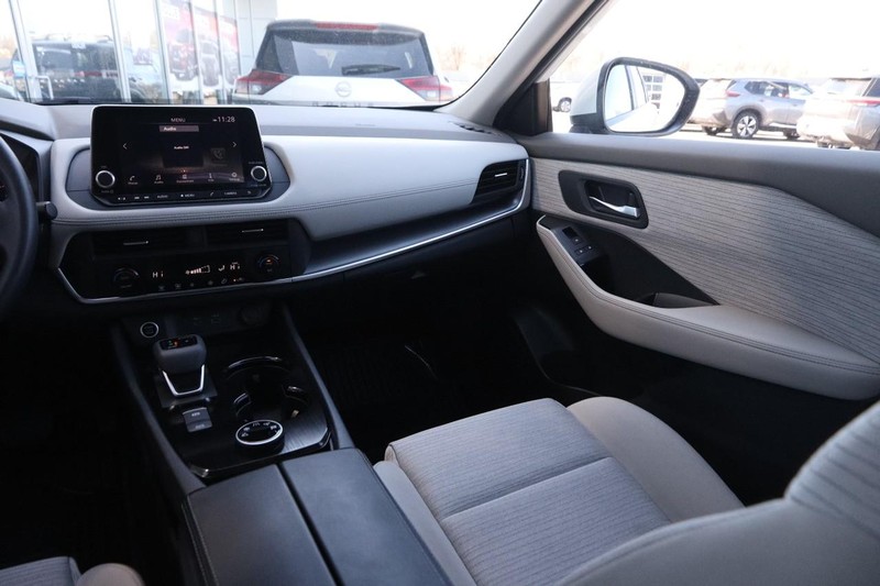 Nissan Rogue Vehicle Image 24