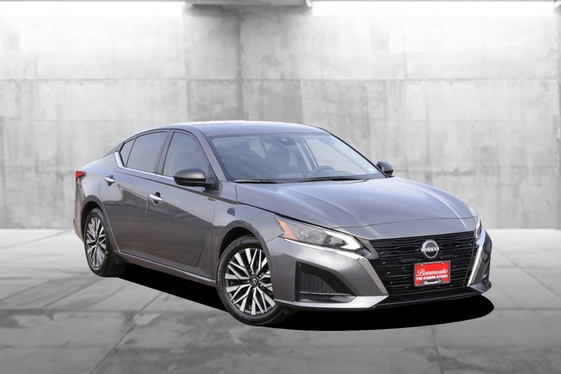 Nissan Altima Vehicle Image 02