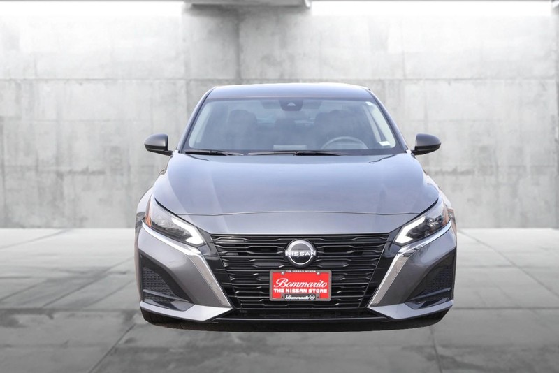 Nissan Altima Vehicle Image 04