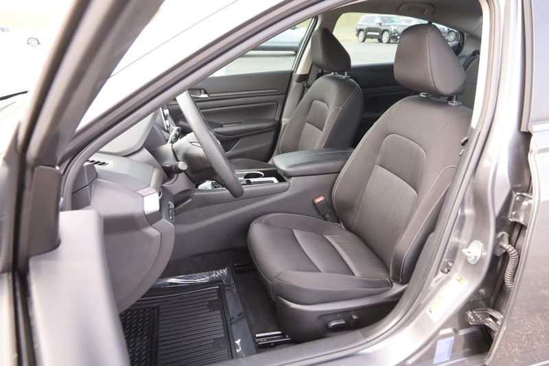 Nissan Altima Vehicle Image 08