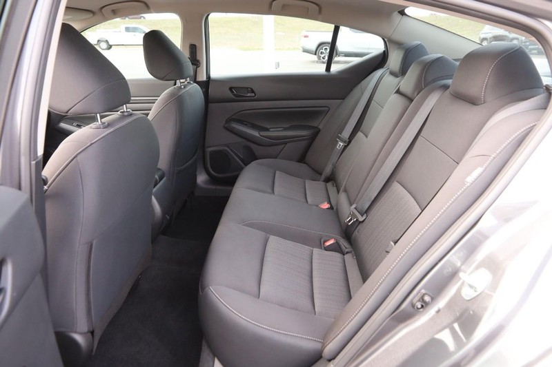 Nissan Altima Vehicle Image 09
