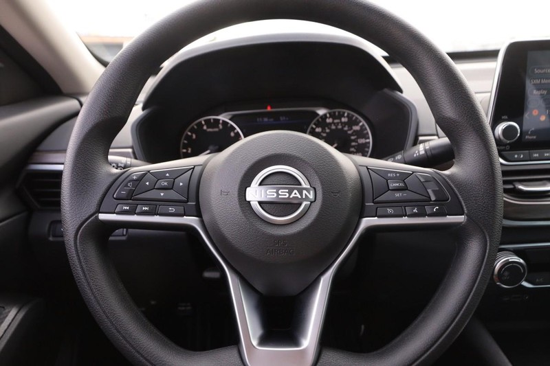 Nissan Altima Vehicle Image 10