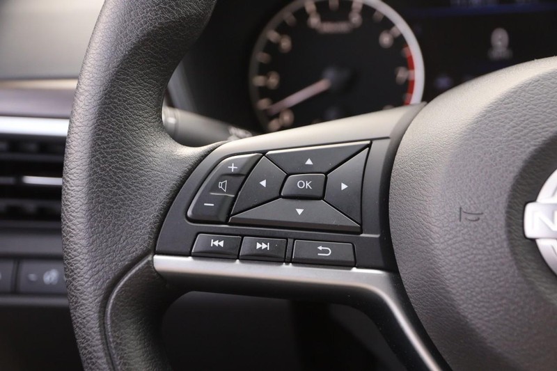 Nissan Altima Vehicle Image 11