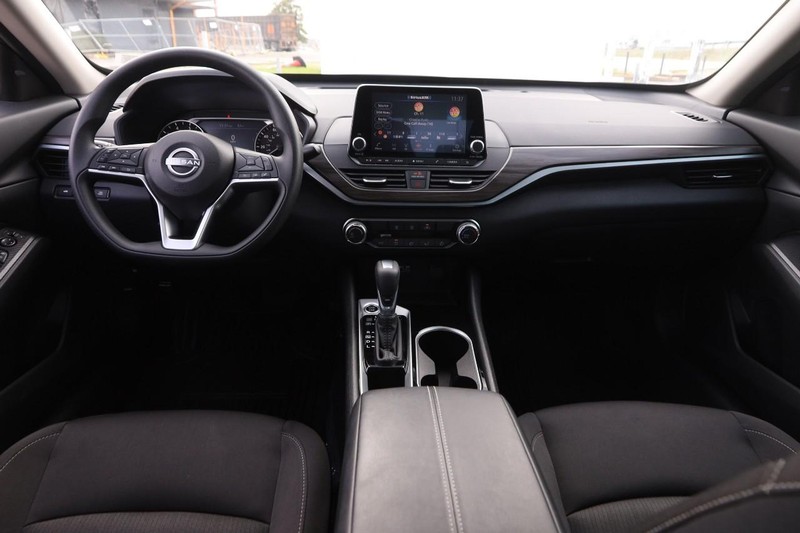 Nissan Altima Vehicle Image 19